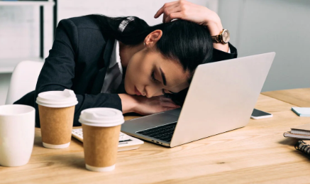 Antes: pessoa triste ou desanimada com o computador lento