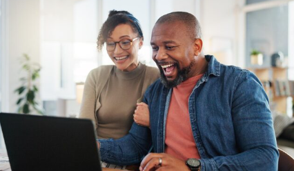 Depois: pessoa feliz com o computador rápido e funcionando bem